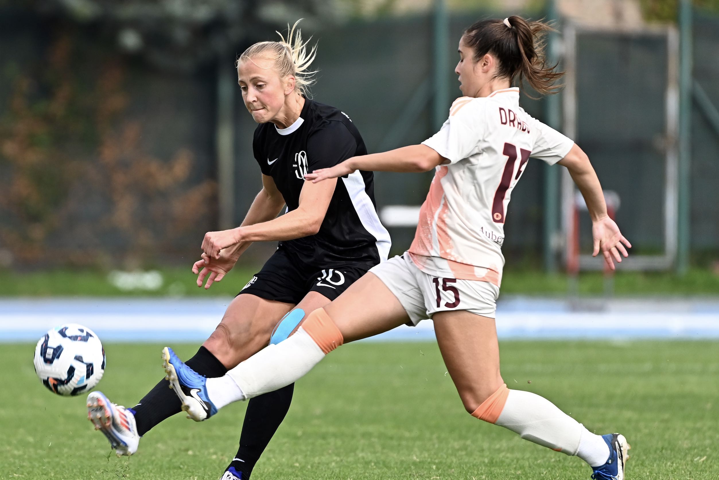 Un'azione di gioco di Como Women-Roma