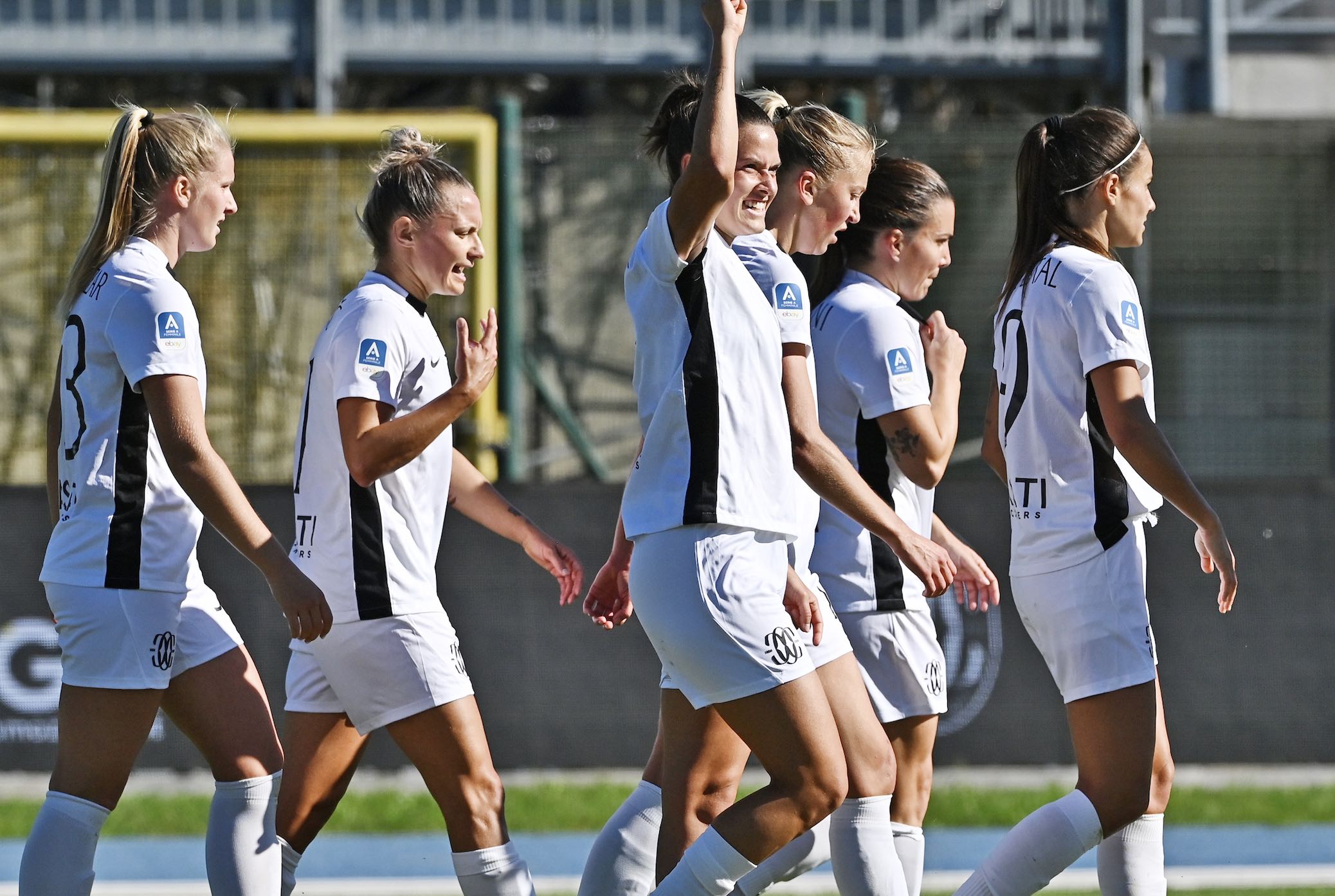 Le giocatrici comasche dopo il goal del pareggio