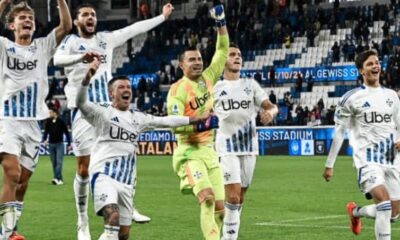 Giocatori del Como che festeggiano, fra cui Emil Audero