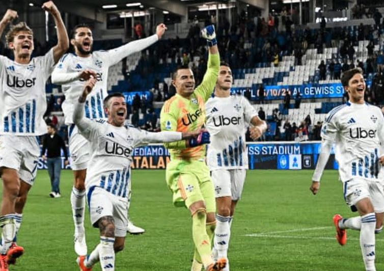 Giocatori del Como che festeggiano, fra cui Emil Audero