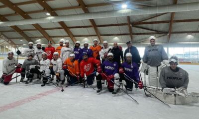 Foto di gruppo della squadra dell'Hockey Como in occasione dell'allenamento sul ghiaccio di Varese.