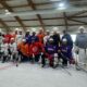 Foto di gruppo della squadra dell'Hockey Como in occasione dell'allenamento sul ghiaccio di Varese.