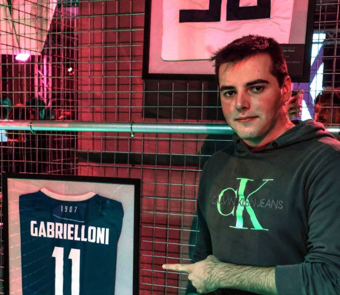 Federico, campione eSports, con la maglia di Gabrielloni