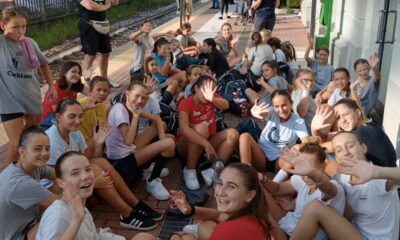 Foto ufficiale di un momento conviviale fra le giovani pallavoliste della Pallavolo Cabiate.