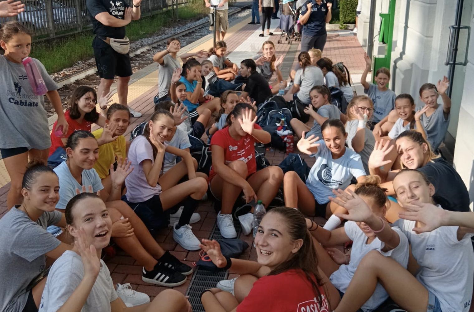 Foto ufficiale di un momento conviviale fra le giovani pallavoliste della Pallavolo Cabiate.