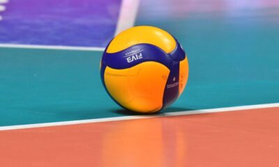 Un pallone di pallavolo in primo piano