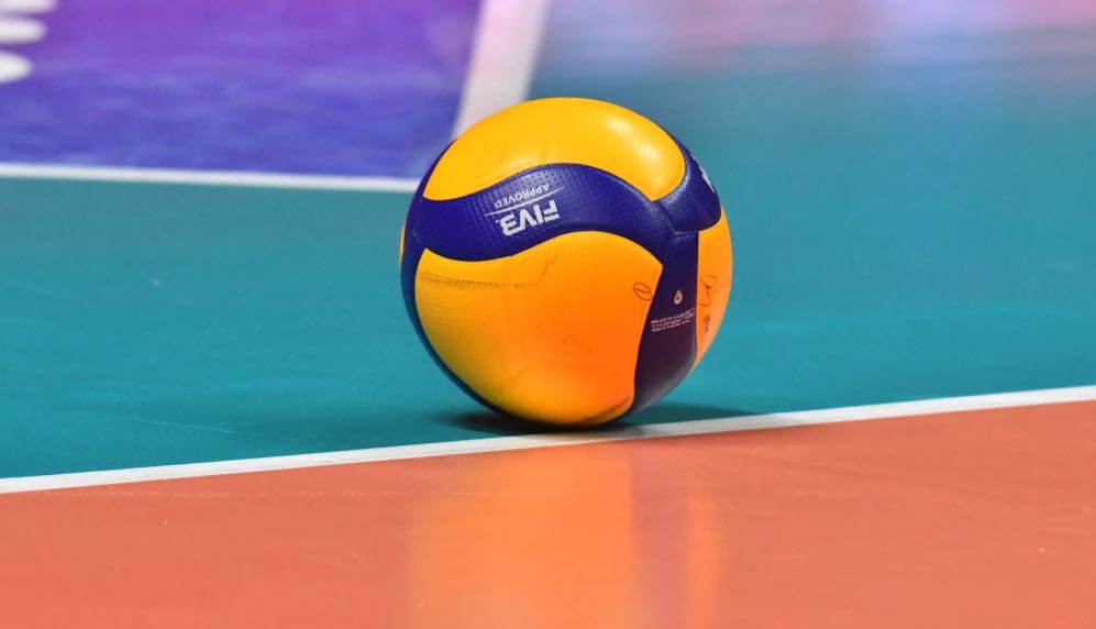 Un pallone di pallavolo in primo piano