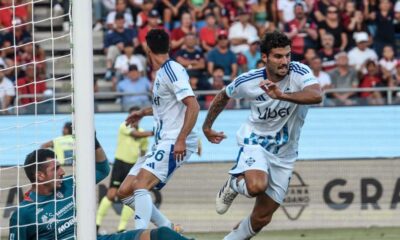 Patrick Cutrone festeggia dopo il goal del pareggio a Cagliari.