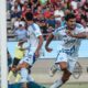 Patrick Cutrone festeggia dopo il goal del pareggio a Cagliari.