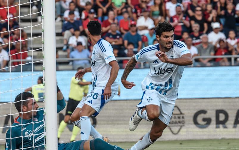 Patrick Cutrone festeggia dopo il goal del pareggio a Cagliari.