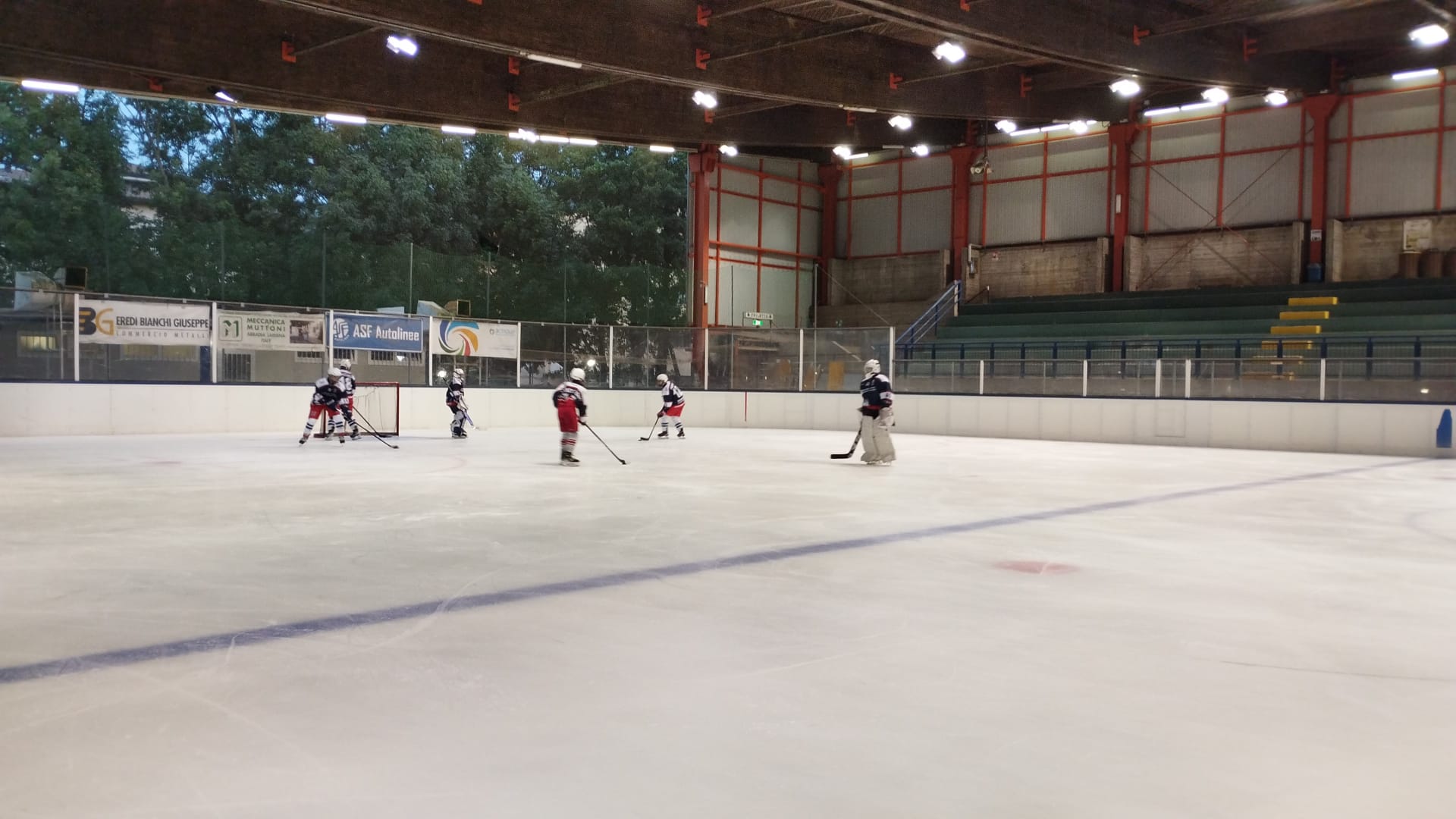 Giovani hockeisti comaschi sul ghiaccio di Casate