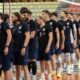 I giocatori della Libertas Brianza Pallavolo Cantù sotto la rete.