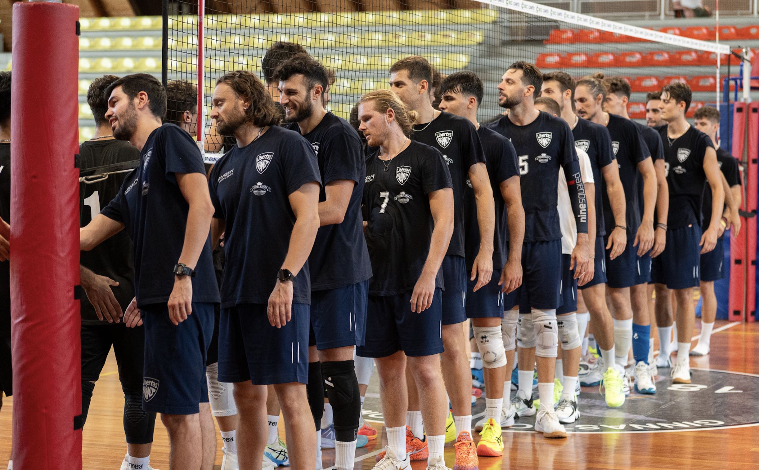 I giocatori della Libertas Brianza Pallavolo Cantù sotto la rete.