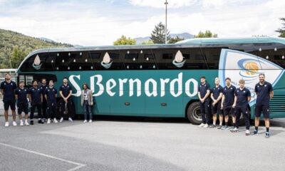 Foto che ritrae la comitiva canturina davanti il pullman sponsorizzato
