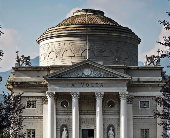 Una bella immagine che raffigura il tempio voltiano di Como.