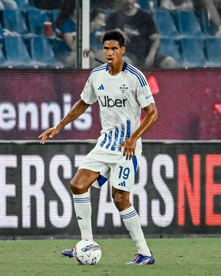 Immagine di Raphaël Varane con la maglia del Como
