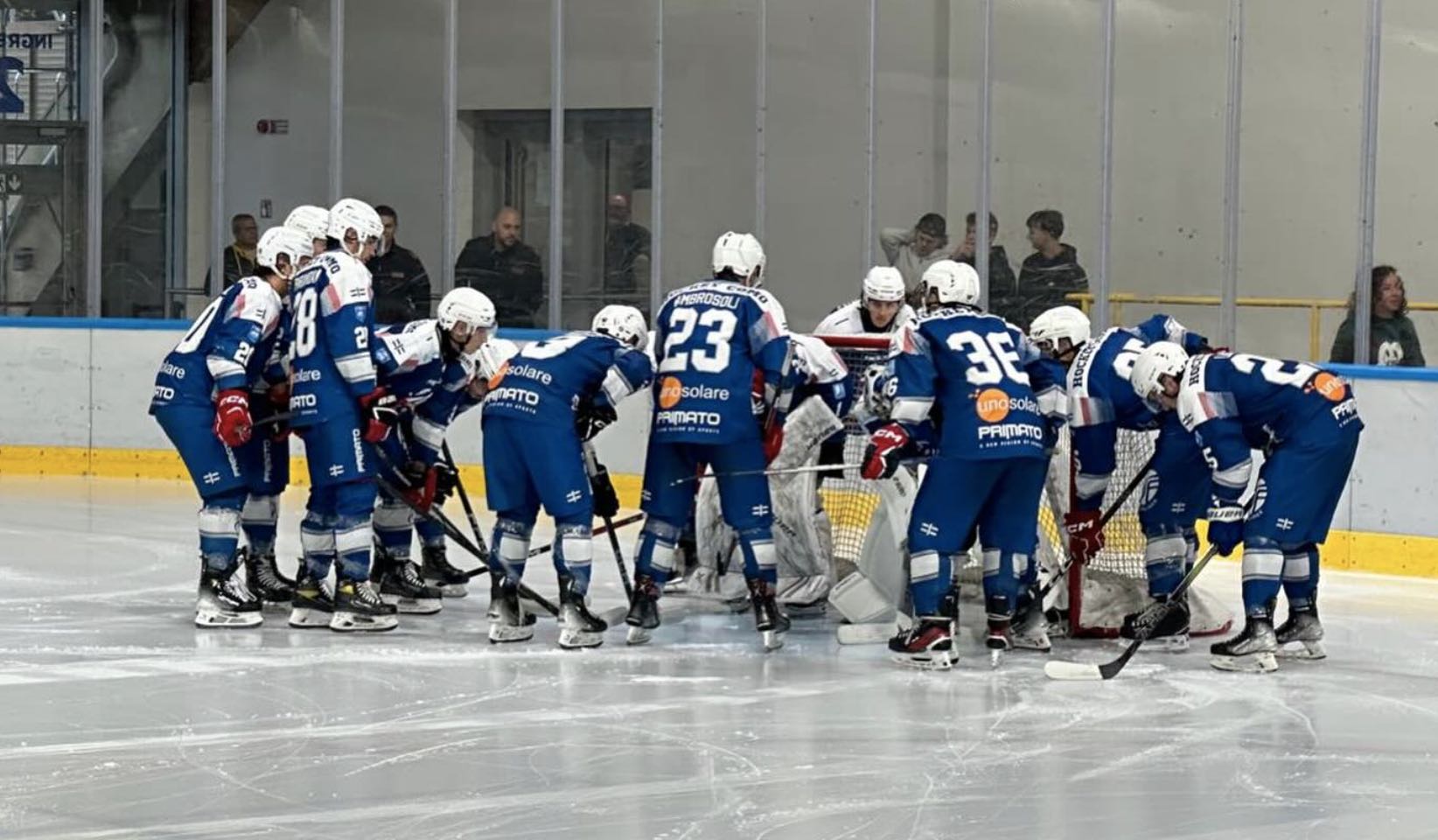 I giocatori dell'Hockey Como a colloquio fra di loro.