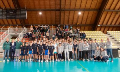 Foto di gruppo dei giovani della Liberta Brianza Pallavolo Cantù
