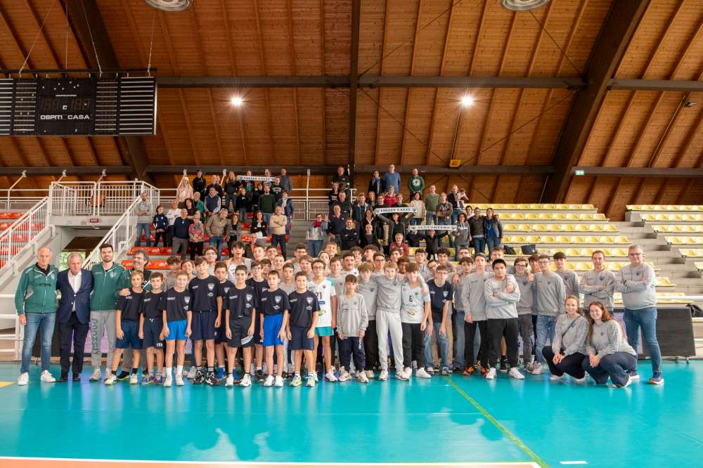 Foto di gruppo dei giovani della Liberta Brianza Pallavolo Cantù
