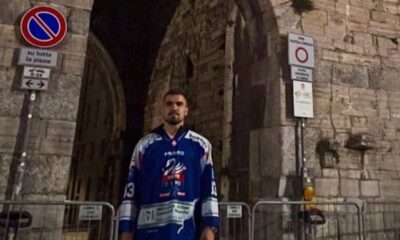 Il nuovo giocatore dell'Hockey Como fotografato sotto Porta Torre