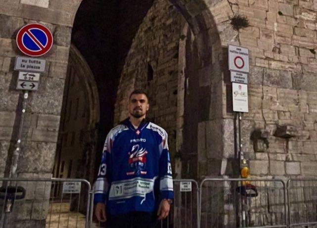 Il nuovo giocatore dell'Hockey Como fotografato sotto Porta Torre