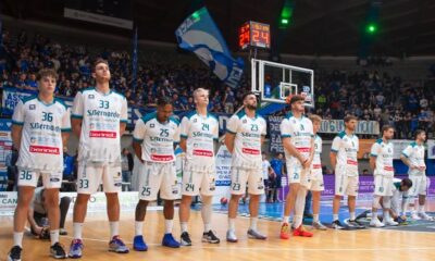 La squadra canturina durante l'esecuzione dell'inno nazionale in Cantù-Brindisi