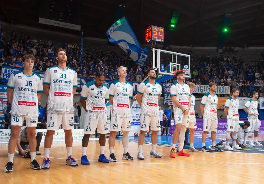 La squadra canturina durante l'esecuzione dell'inno nazionale in Cantù-Brindisi