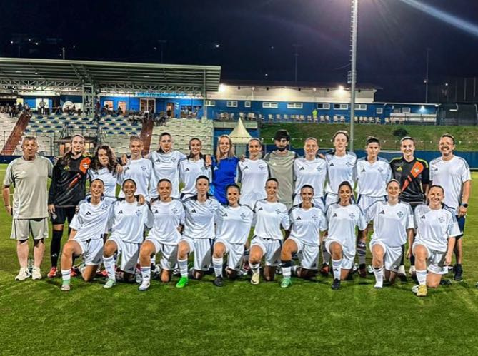 Una foto di gruppo della squadra U19 femminile del Como 1907