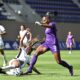 Un'azione di gioco di Fiorentina-Como Women