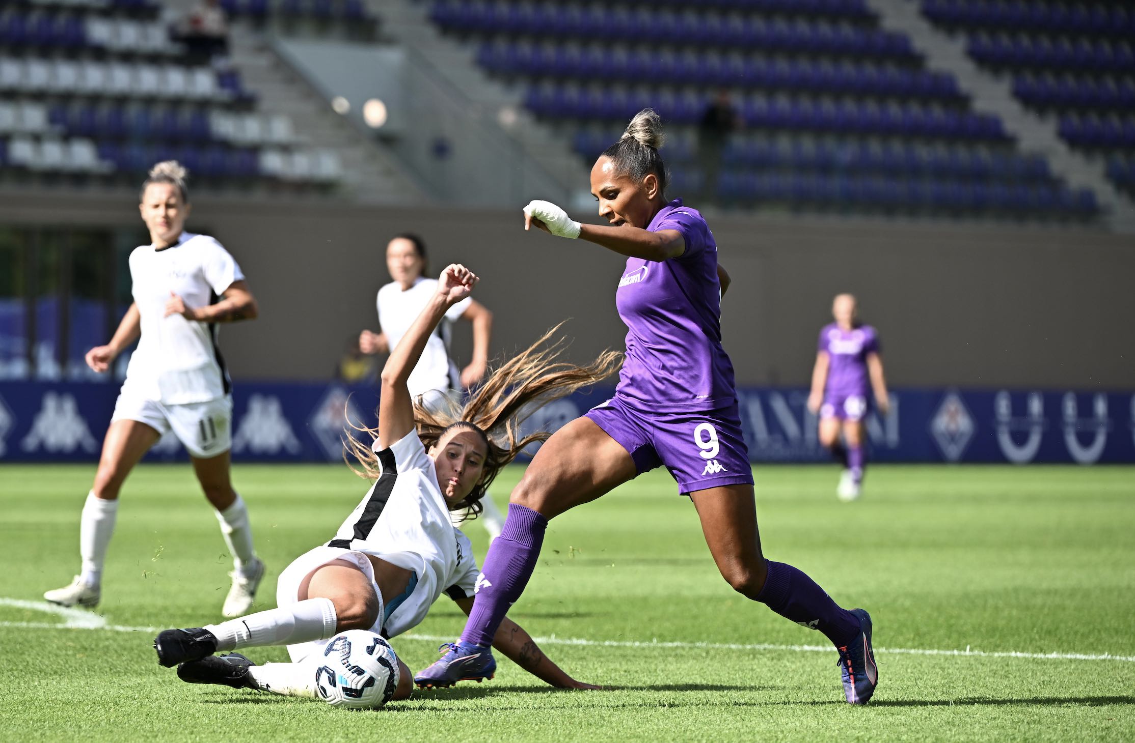 Un'azione di gioco di Fiorentina-Como Women