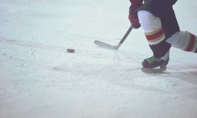 Un giocatore di hockey che porta palla