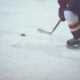 Un giocatore di hockey che porta palla