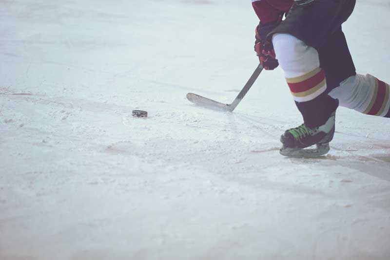 Un giocatore di hockey che porta palla