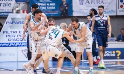 i giocatori canturini festeggiano la vittoria dopo la gara cantù-bologna