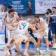 i giocatori canturini festeggiano la vittoria dopo la gara cantù-bologna