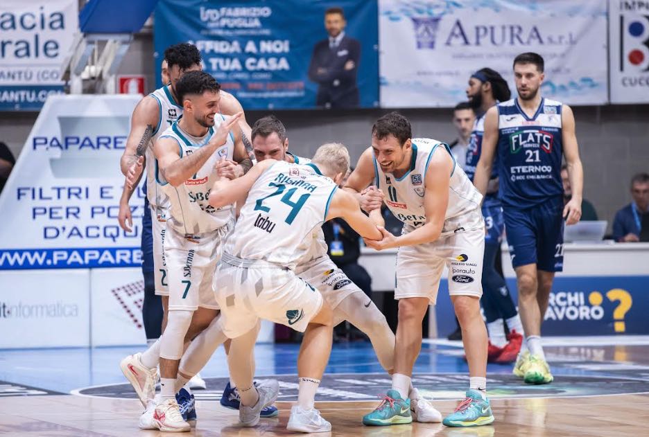 i giocatori canturini festeggiano la vittoria dopo la gara cantù-bologna