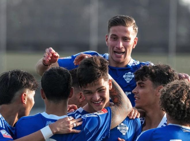 I giocatori della Primavera del Como mentre festeggiano